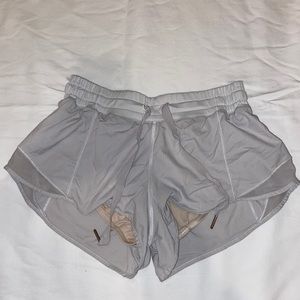 lululemon white hotty hot 2.5 shorts size: 6